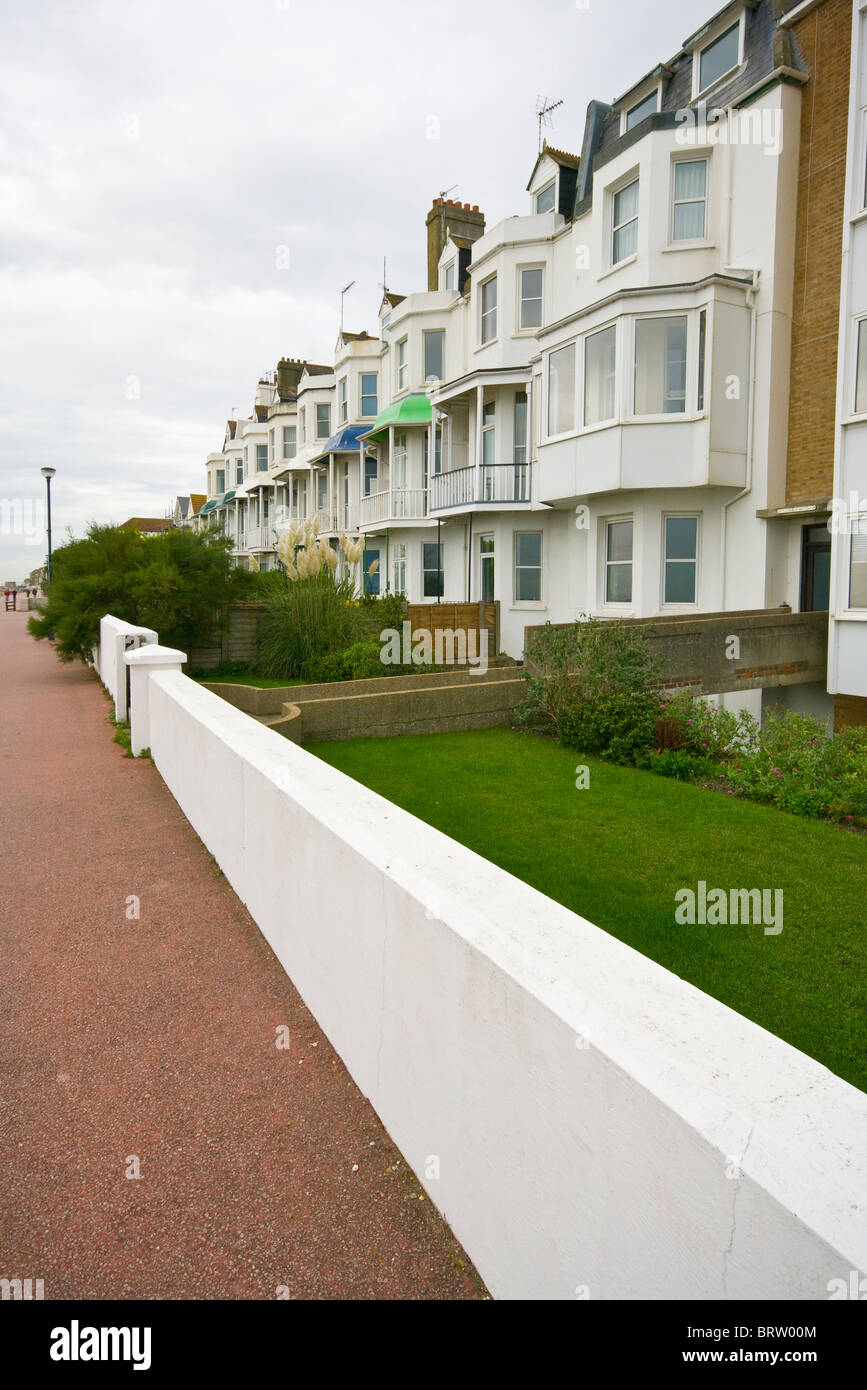 Propriété en bord de mer sur une promenade de Hythe Kent Angleterre temps couvert Banque D'Images