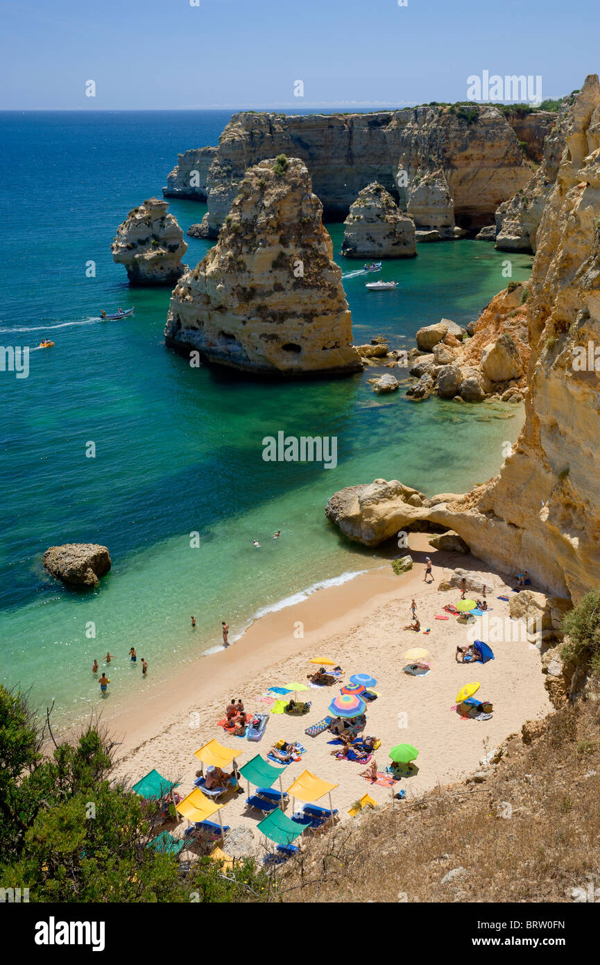 Le Portugal, l'Algarve, Armacao de Pera, Praia da Marinha en été Banque D'Images