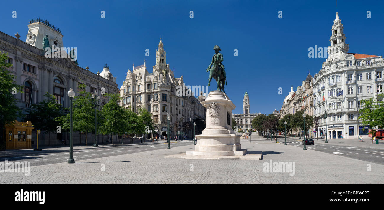 Portugal, Porto, Avenida dos Aliados, avec la statue équestre de Dom Pedro IV, l'hôtel de ville (Câmara) dans la distance Banque D'Images