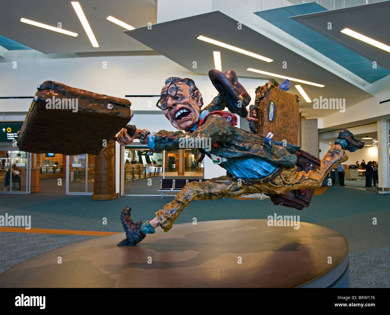 Une statue d'un voyageur à l'aéroport de Vancouver en marche pour prendre un avion Banque D'Images