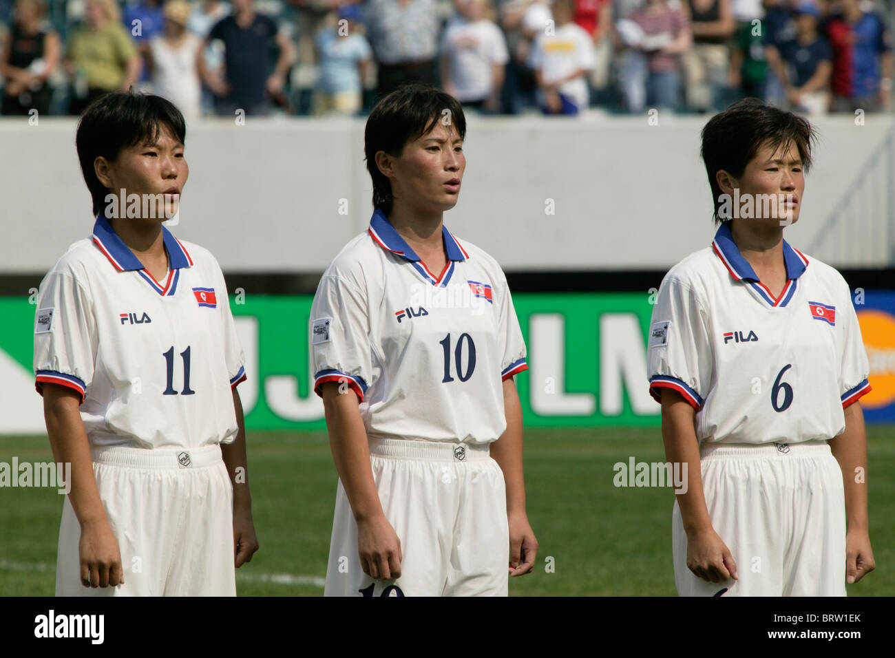 La Corée du Nord les joueurs chantent l'hymne national avant le début de la Coupe du Monde 2003 match de football contre le Nigeria. Banque D'Images