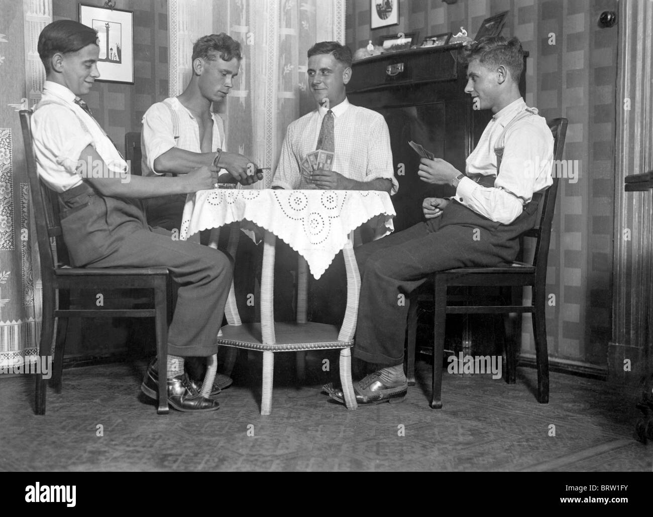 Quatre hommes jouant aux cartes, photgraph historique, autour de 1932 Banque D'Images