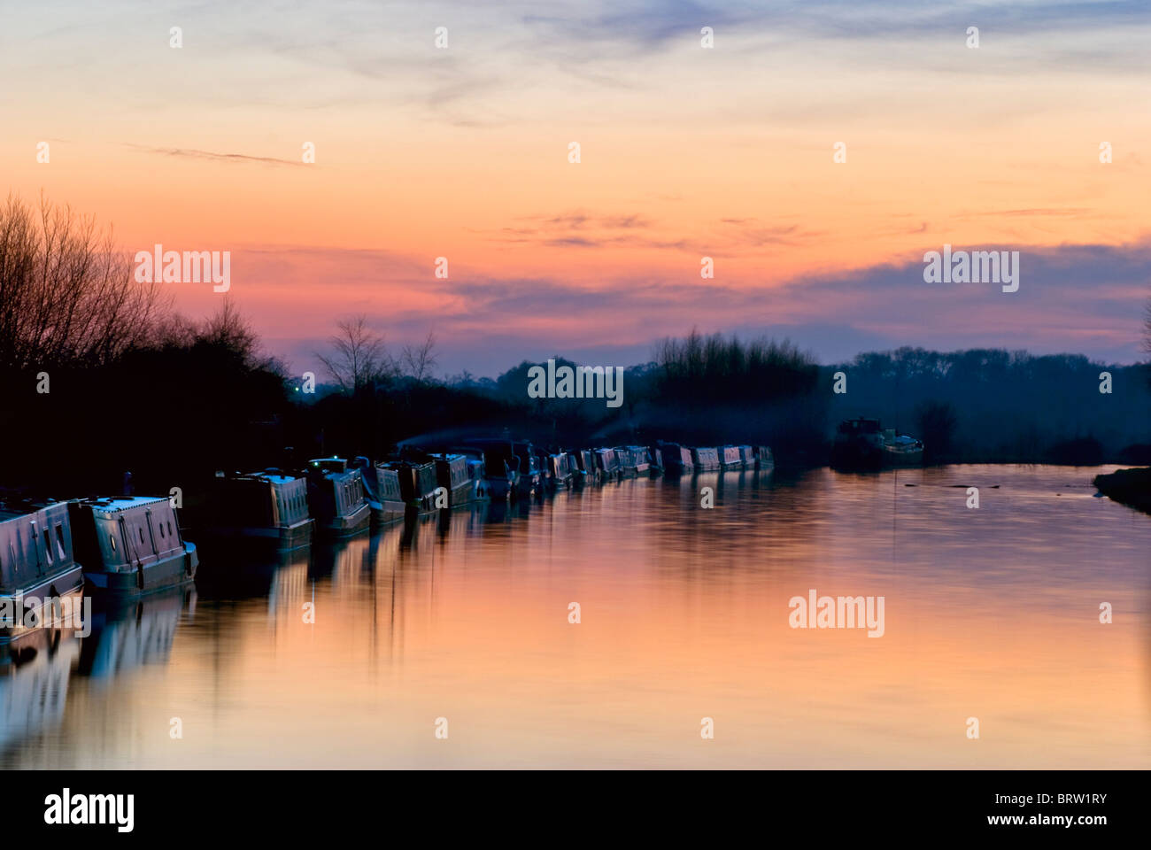 Bateaux du canal avec réflexion et orange au coucher du soleil & Gloucester Sharpness canal sur une belle soirée encore, pris à Slimbridge Banque D'Images