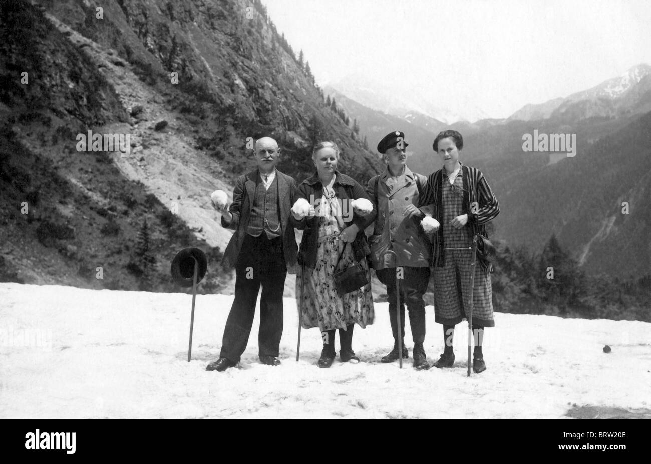Groupe de personnes peu avant, une bataille de boules de photographie historique, vers 1931 Banque D'Images