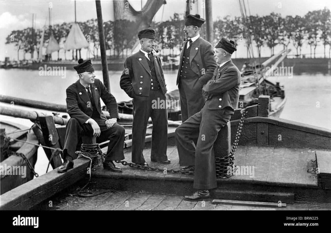 Le port de vêtements traditionnels, les pêcheurs image historique, ca. 1925 Banque D'Images