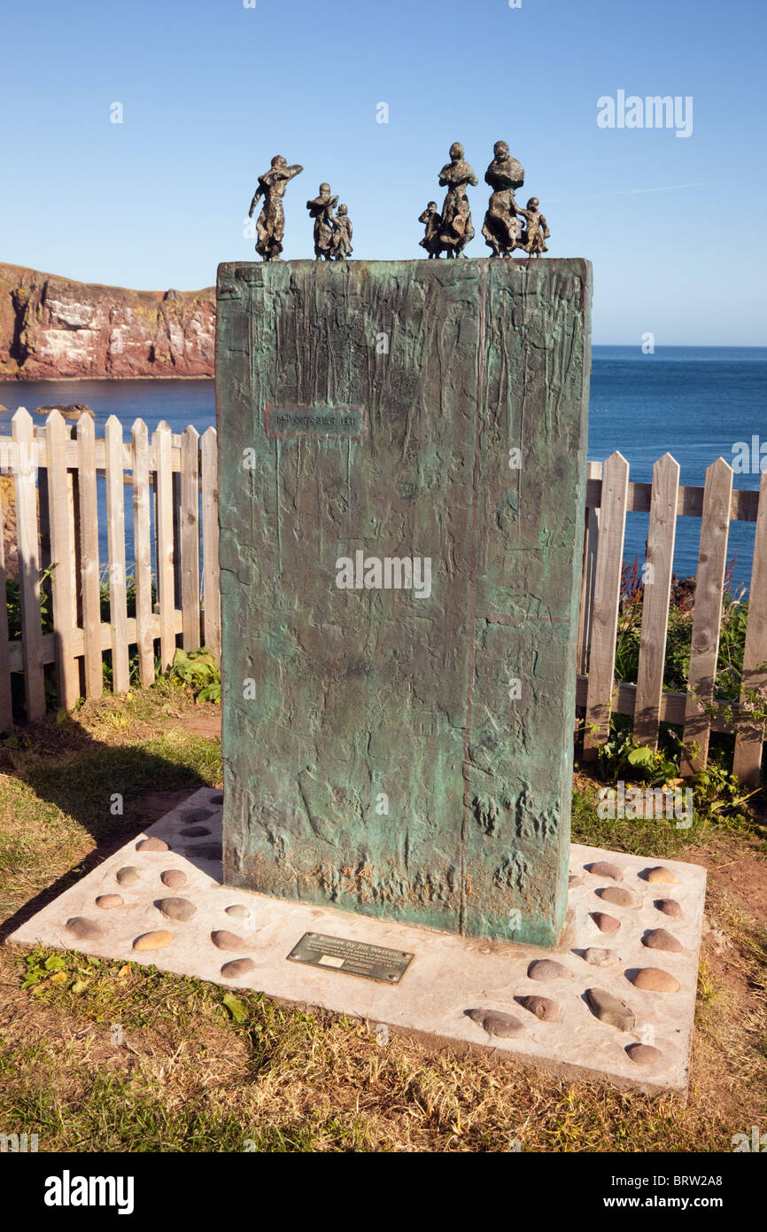 St Abbs, Berwickshire, Scottish Borders, Scotland, UK memorial bronze sculpture aux catastrophes des pêches de la côte Est près de St Abbs Head Banque D'Images