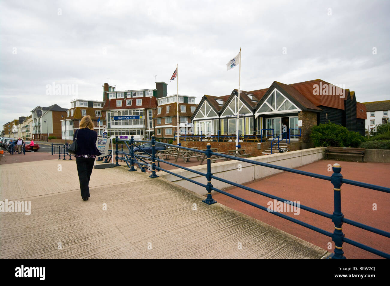 Un chiffon humide et venteux jour Promenade Hythe Kent England Banque D'Images