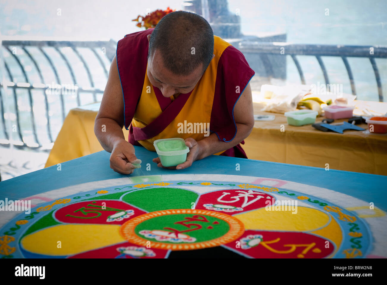 Un mandala de sable du Tibet est créé pendant une foire environnementale à New York Banque D'Images