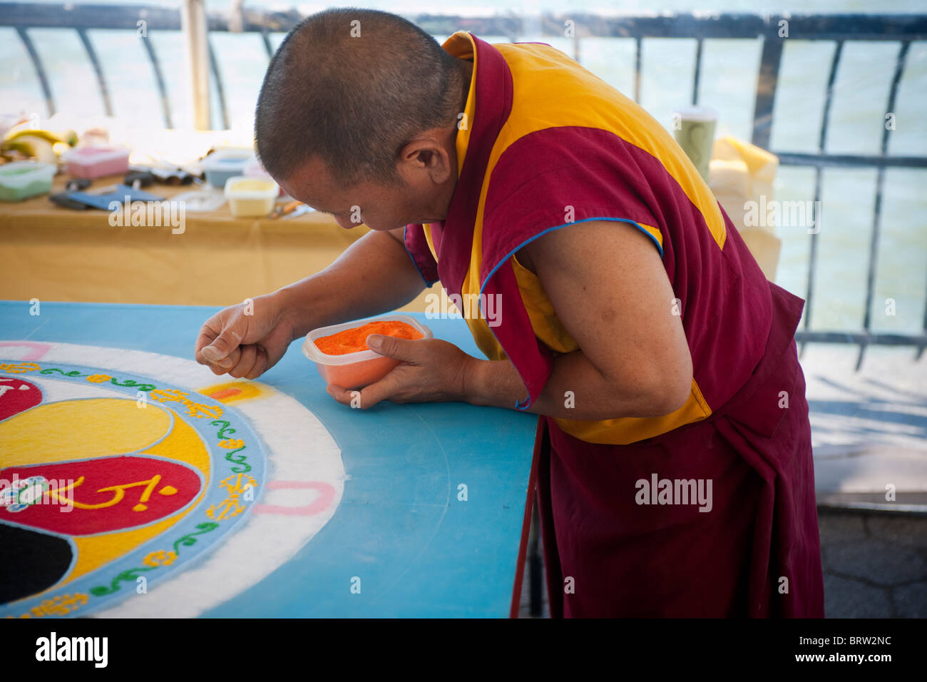 Un mandala de sable du Tibet est créé pendant une foire environnementale à New York Banque D'Images