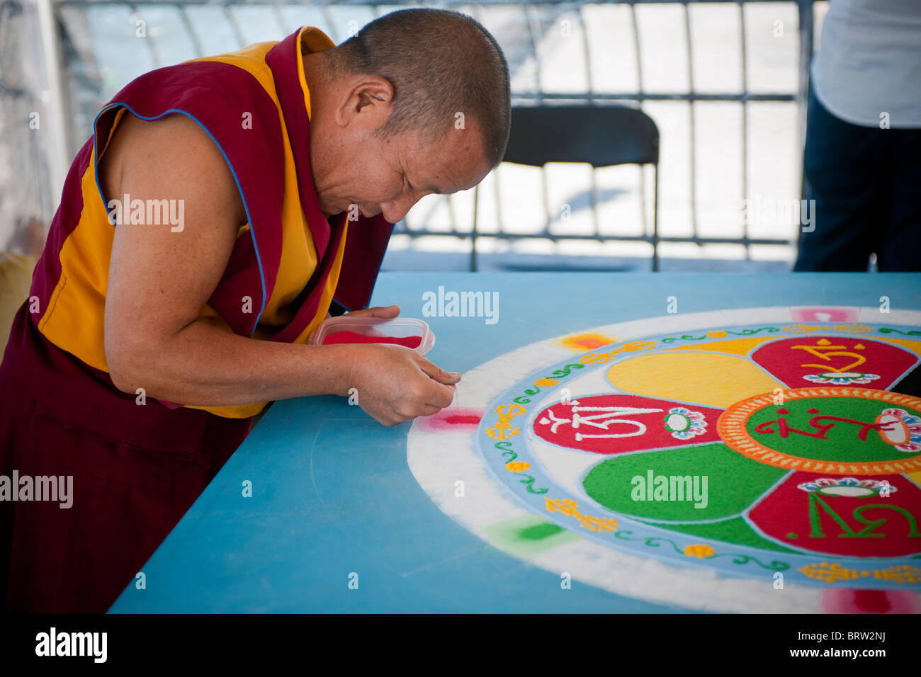 Un mandala de sable du Tibet est créé pendant une foire environnementale à New York Banque D'Images