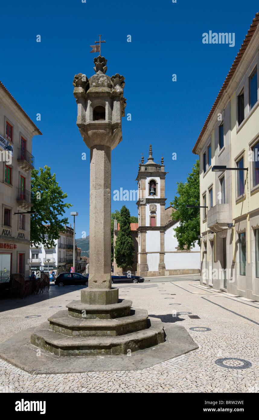 Le Portugal, Tras-os-Montes, ville de Vila Real, le pilori (Pelourinho) et l'église cathédrale (sé) Banque D'Images