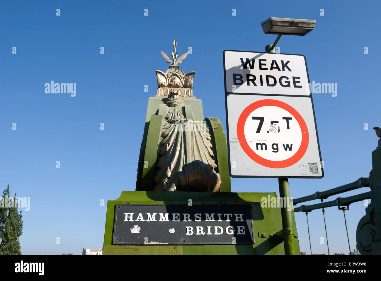 Faible pont signe avec avertissement de trafic étant limitée à 7,5 tonnes ou moins, au Hammersmith Bridge, Londres, Angleterre Banque D'Images