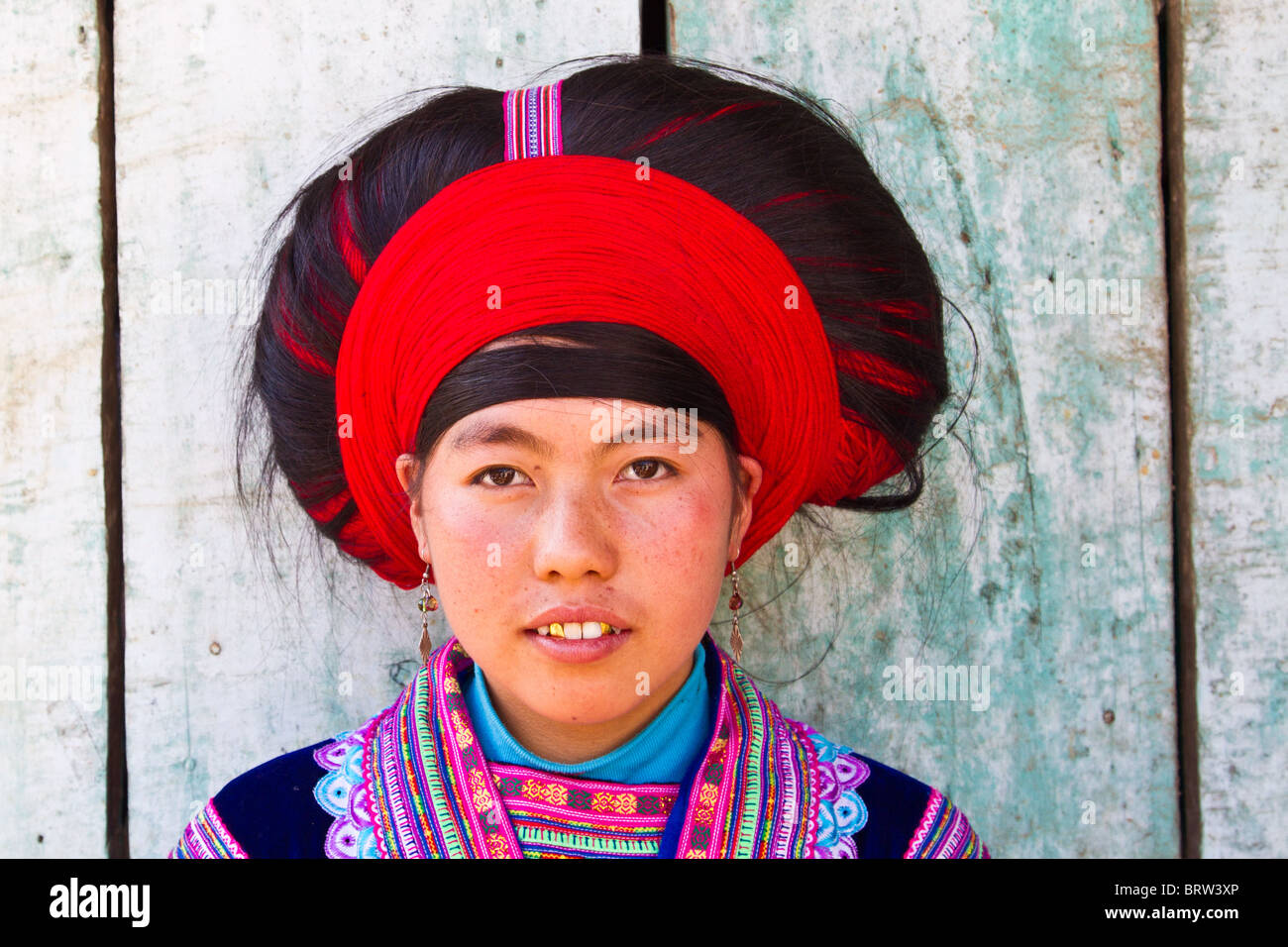 Portrait d'une jeune fille H'Mong avec une grosse tête pour le Nord du Vietnam Banque D'Images