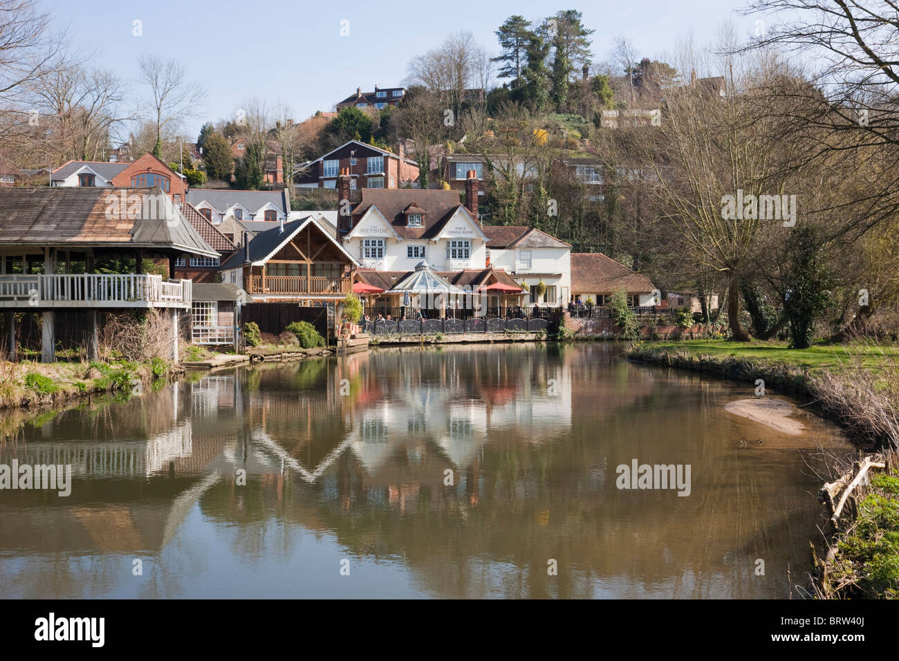 Le pub Weyside au bord de la rivière se reflète dans la rivière Wey sur Godalming navigation. Guildford Surrey Angleterre Royaume-Uni Grande-Bretagne Banque D'Images