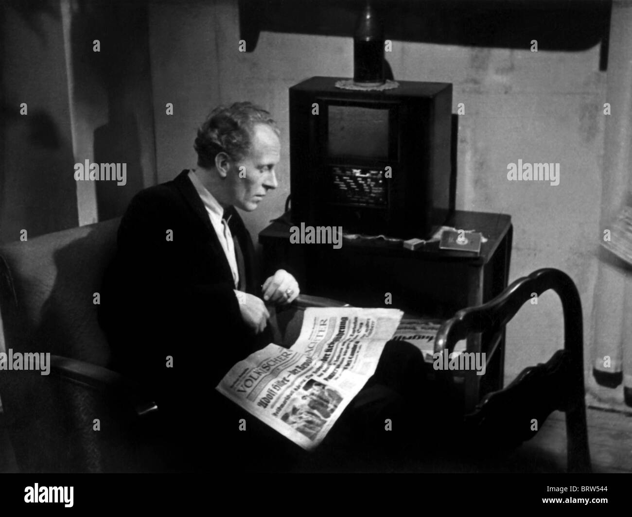 La lecture de l'homme Voelkischen Beobachter, l'observateur du Peuple, le journal du parti national-socialiste des travailleurs allemands Banque D'Images