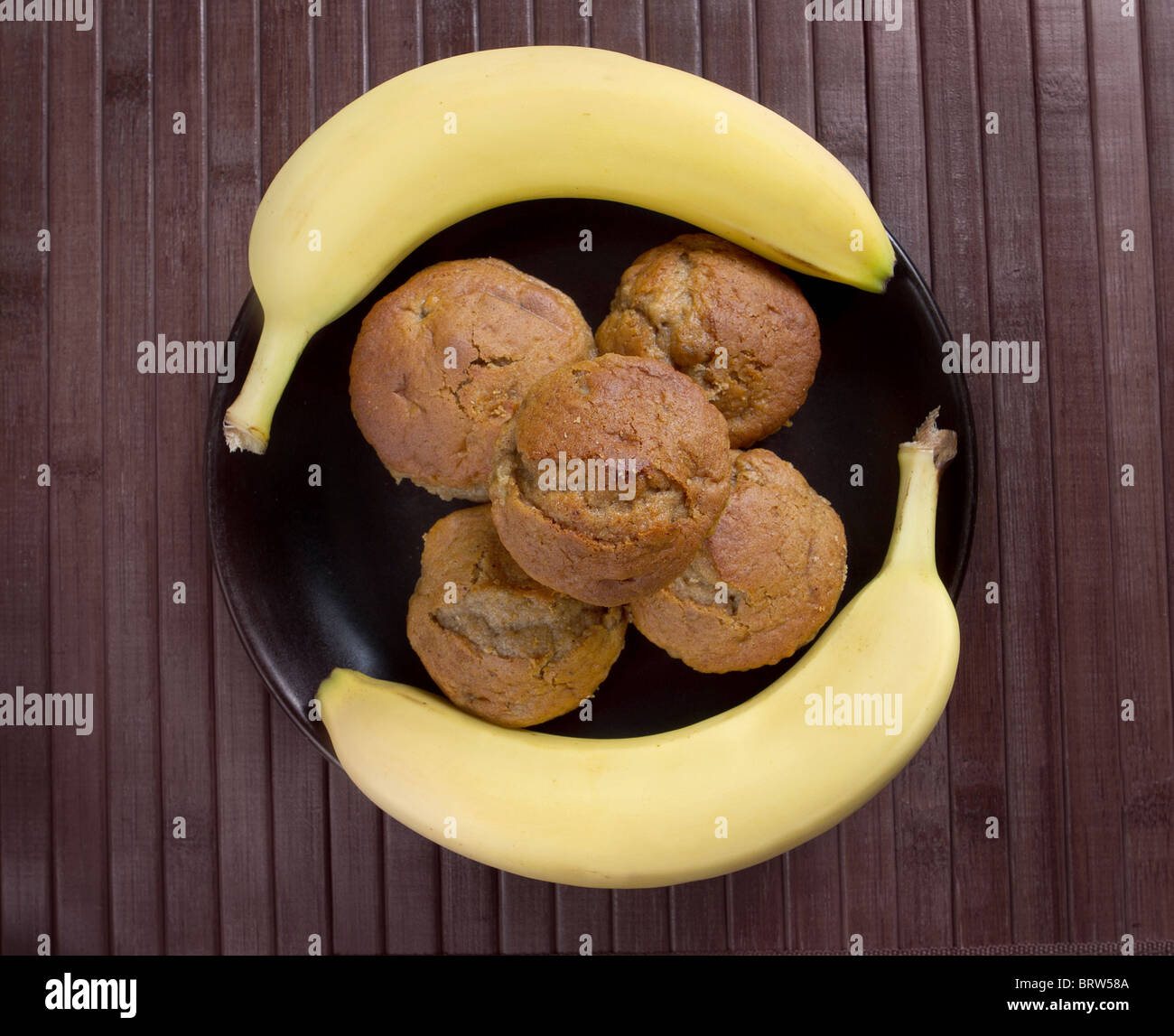 Pile de muffins aux bananes sur une plaque noire libre Banque D'Images