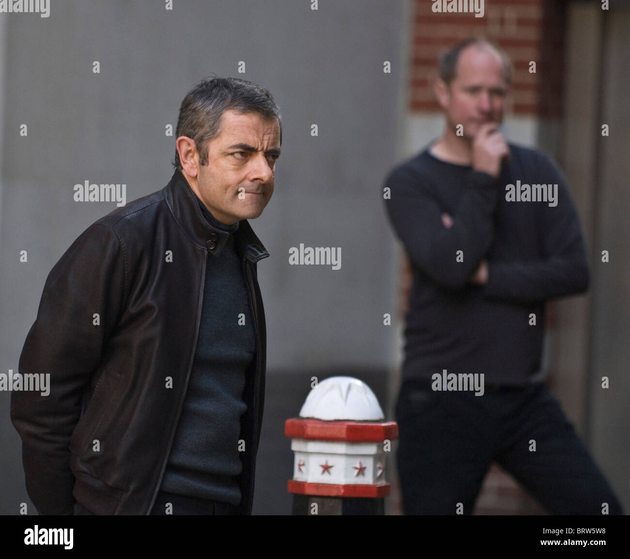 Rowan Atkinson à la pensive et réfléchie sur l'ensemble de Johnny English, le retour 2, rue des pèlerins, EC4, Londres, Royaume-Uni. Banque D'Images