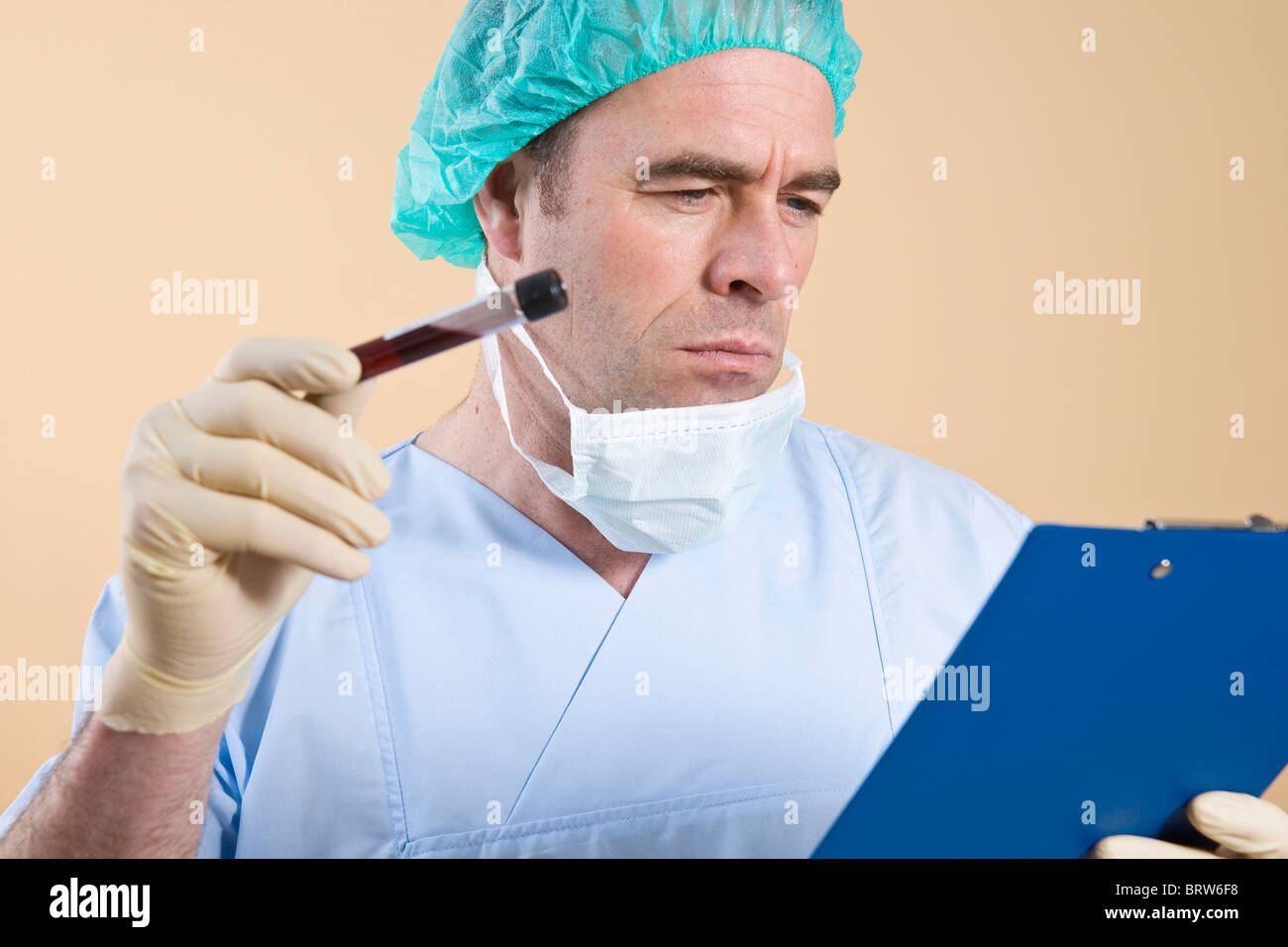 Portrait d'un chirurgien avec un fichier du patient et un échantillon de sang dans un tube à essai Banque D'Images