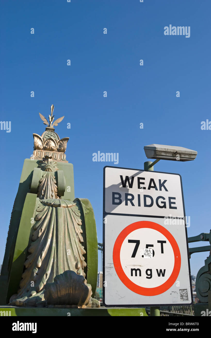 Faible pont signe avec avertissement de trafic étant limitée à 7,5 tonnes ou moins, au Hammersmith Bridge, Londres, Angleterre Banque D'Images