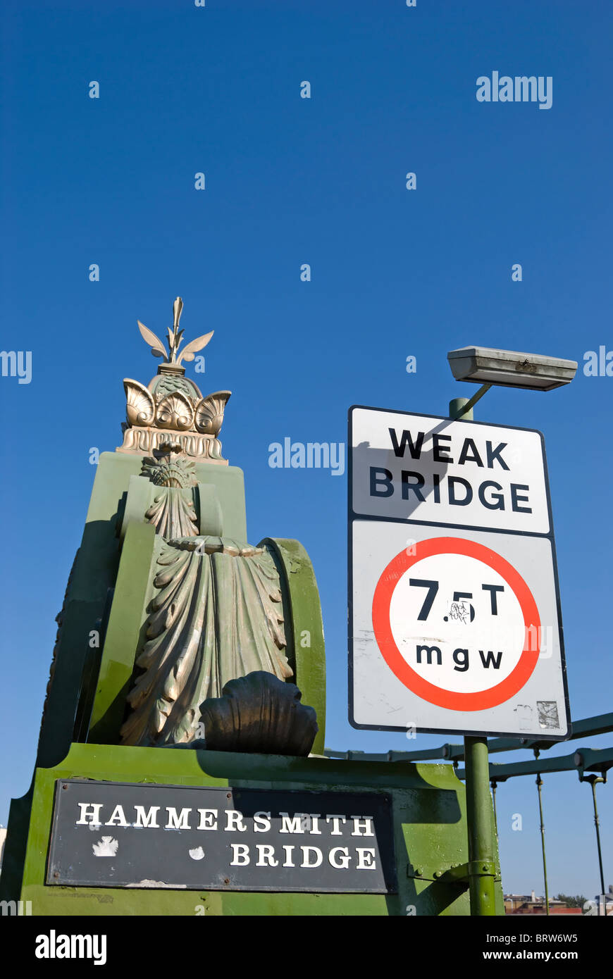 Faible pont signe avec avertissement de trafic étant limitée à 7,5 tonnes ou moins, au Hammersmith Bridge, Londres, Angleterre Banque D'Images