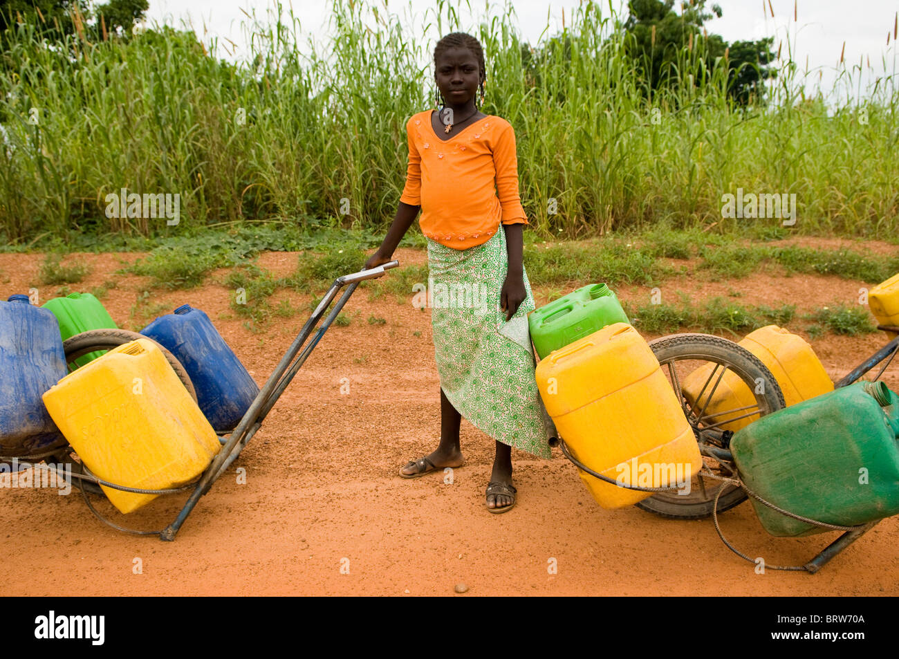 Apporter de l'eau à son village à partir d'un borewell récemment foré. Banque D'Images