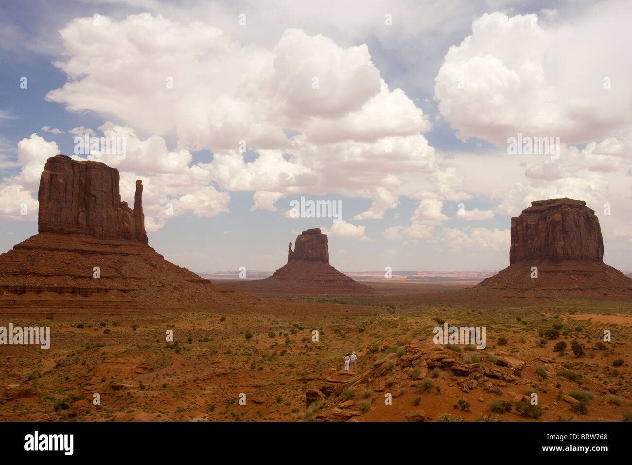 Monument Valley homme & femme très petit dans le cadre Banque D'Images