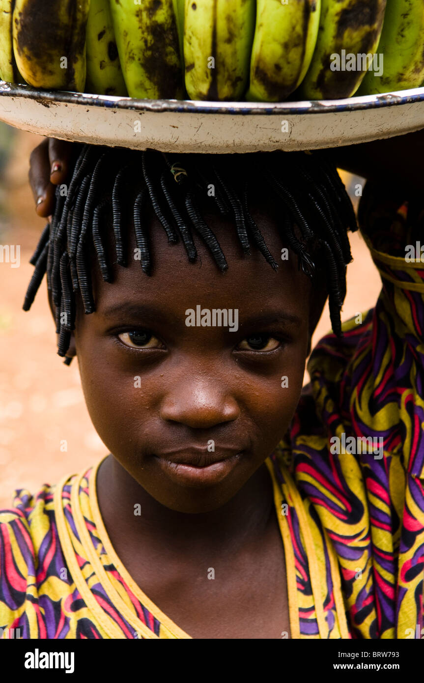 Une petite fille africaine La vente de bananes. Banque D'Images
