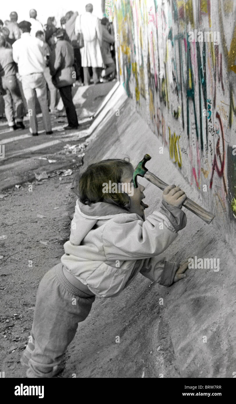 Chute du Mur de Berlin, du jeune enfant à l'aide d'un marteau, samedi le 11 novembre 1989 Banque D'Images