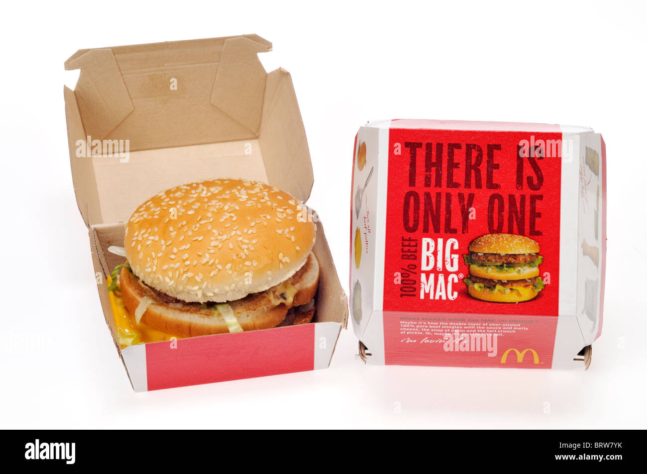 McDonald's Big Mac double cheeseburger avec 1 boîtes de dialogue Ouvrir et un carton fermé sur fond blanc Banque D'Images