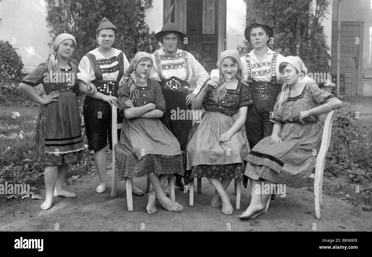 Groupe de femmes, vêtues de certains hommes, certaines femmes en costumes traditionnels bavarois, photgraph historique, vers 1930 Banque D'Images