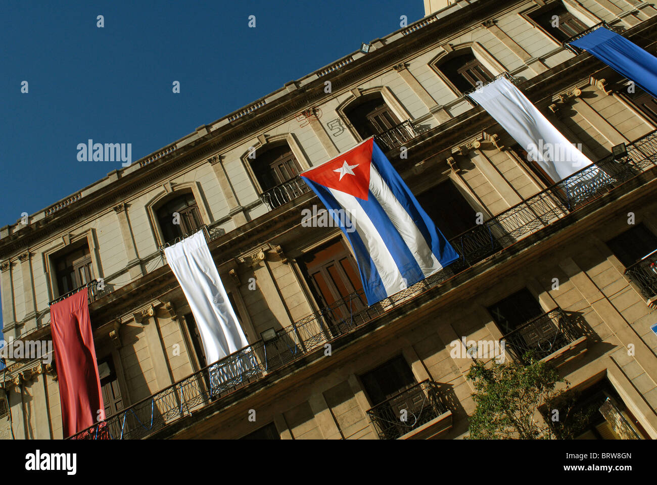 Une rue de La Havane avec un drapeau et banderoles lors de célébrations pour marquer le 50e anniversaire de la révolution cubaine Banque D'Images