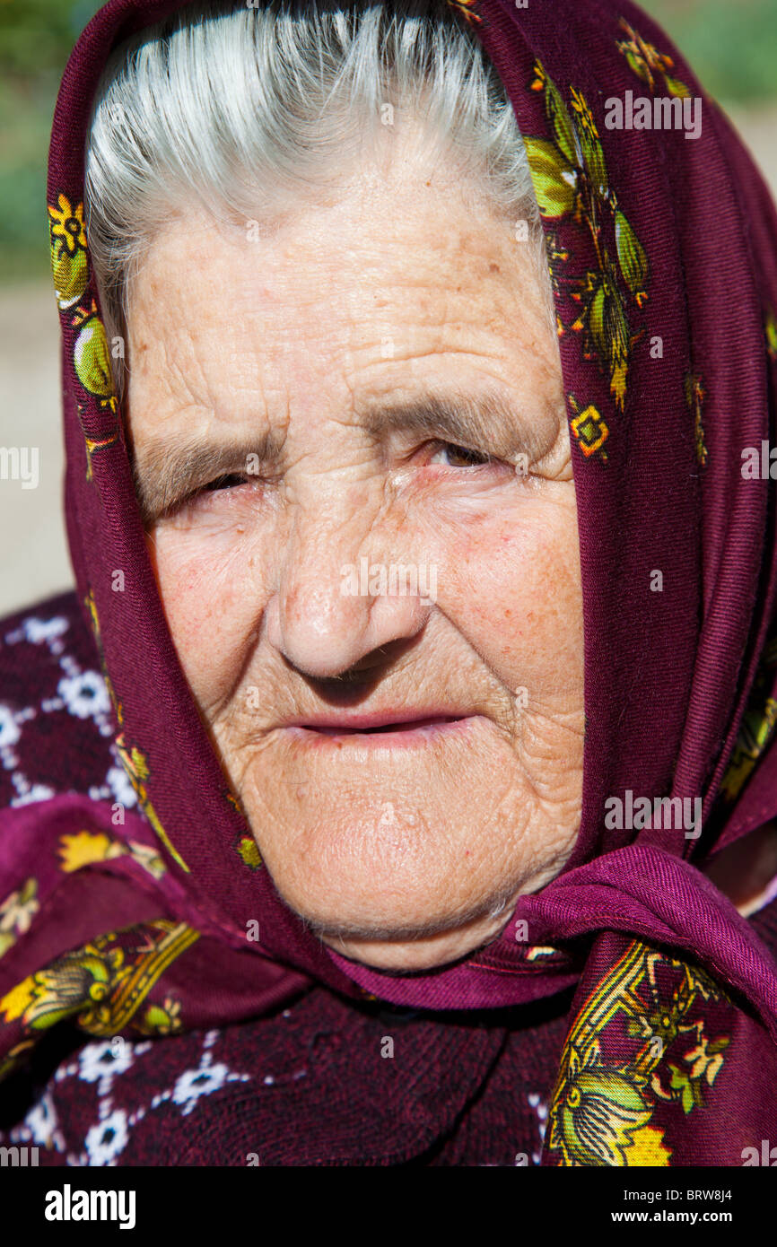 Portrait d'une vieille femme roumaine. Banque D'Images