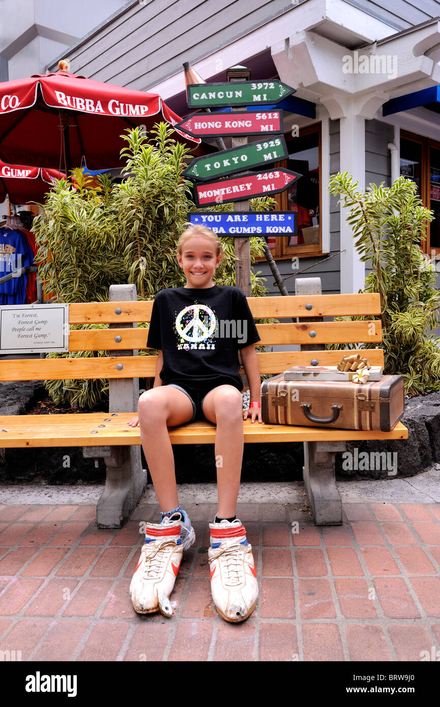 Enfant de 11 ans, assis à l'extérieur Bubba Gump Restaurant à Kailua-Kona. Big Island, Hawaii Banque D'Images