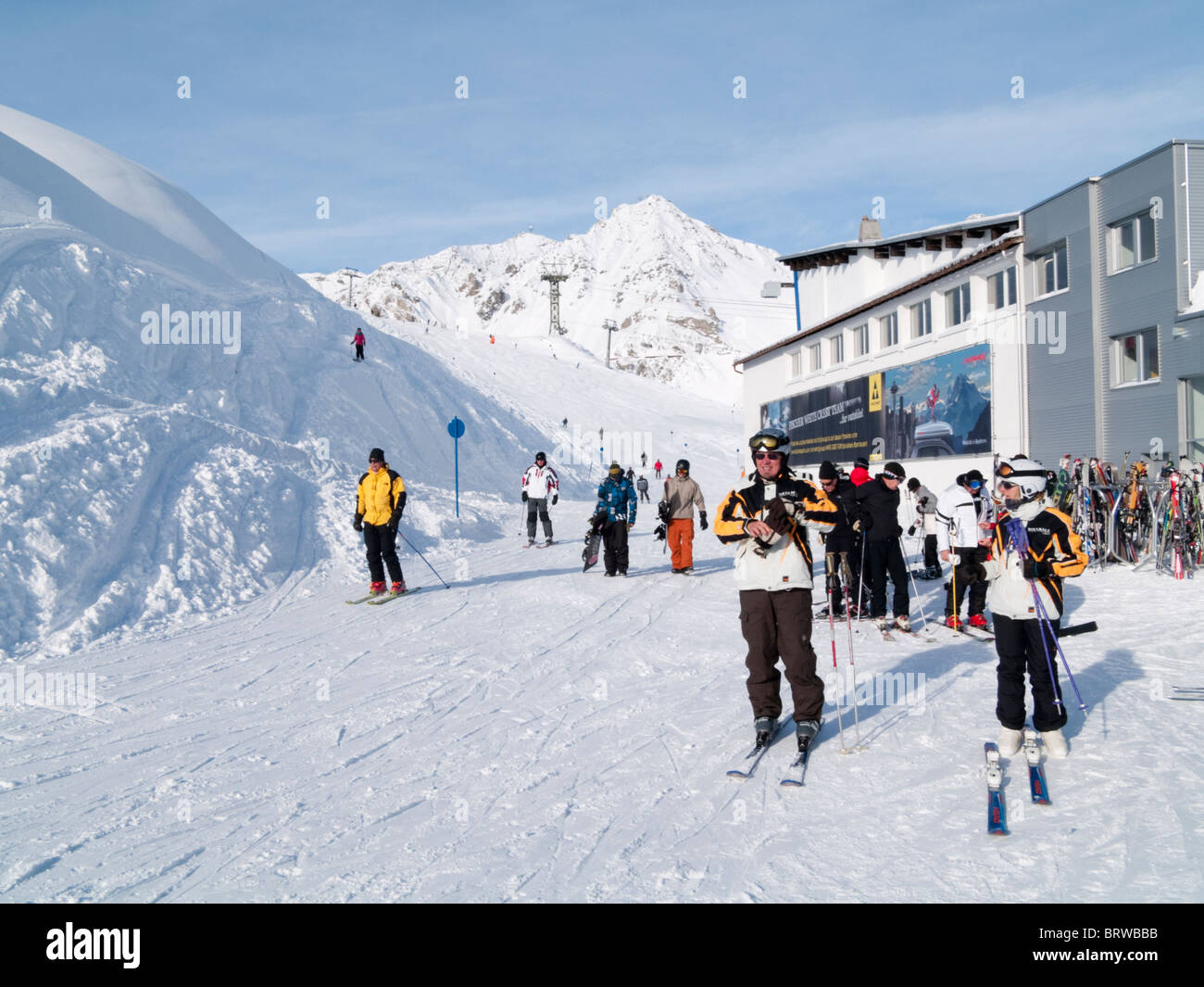 Ski skieurs sur piste par télécabine Galzig summit station dans les Alpes autrichiennes. St Anton am Arlberg, Tyrol, Autriche, Europe Banque D'Images