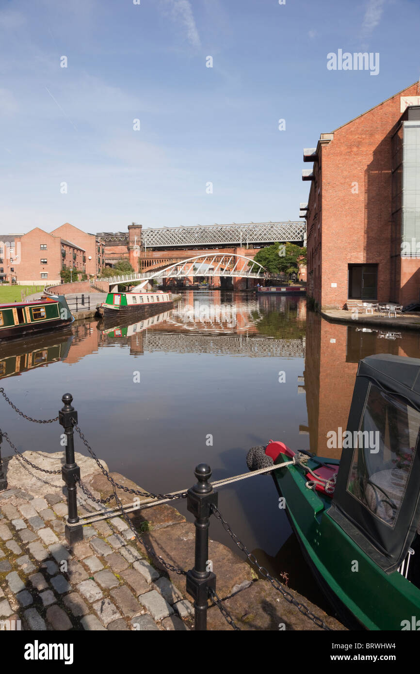 Le Castlefield, Manchester, Angleterre, Royaume-Uni, Europe. Narrowboats dans le bassin du Canal de Bridgewater en milieu urbain Heritage Park. Banque D'Images