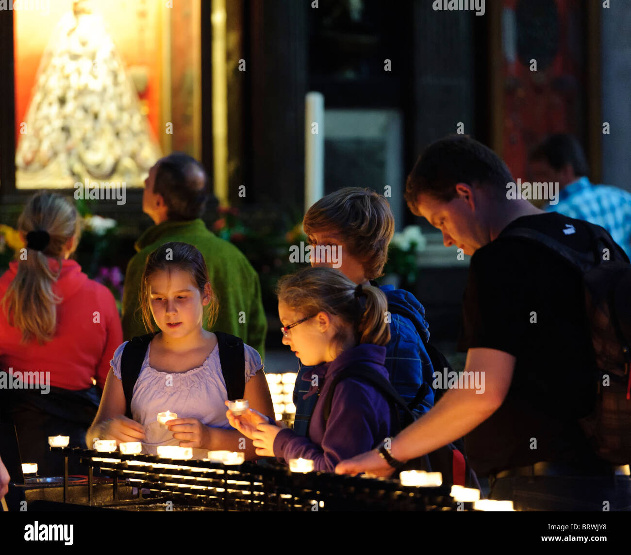 En allumant des bougies dans la cathédrale de Cologne Remebrance Banque D'Images