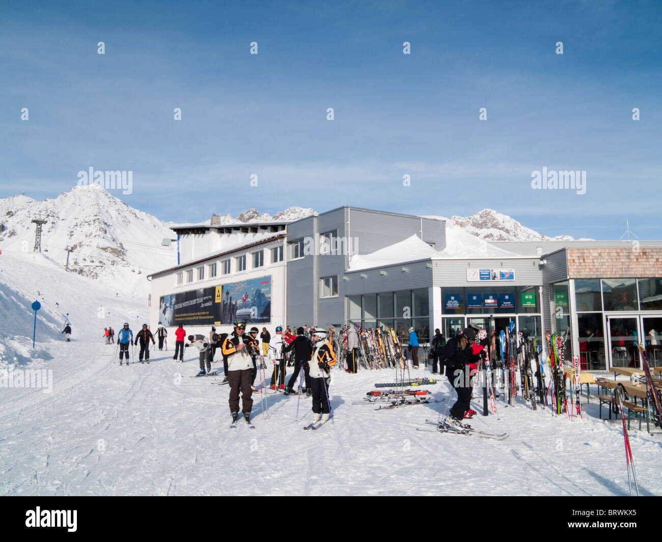 St Anton am Arlberg, Tyrol, Autriche, Europe. Skieurs sur piste par télécabine Galzig summit station et restaurant à alpes autrichiennes Banque D'Images