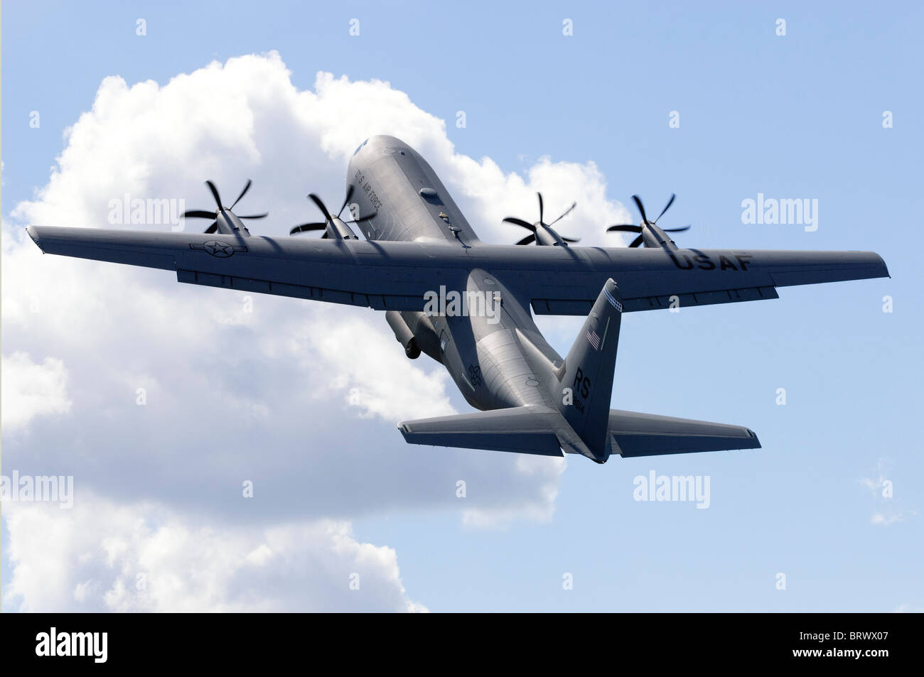 Lockheed C-130J Hercules exploités par l'US Air Force en sortir après le décollage à Farnborough Airshow Banque D'Images