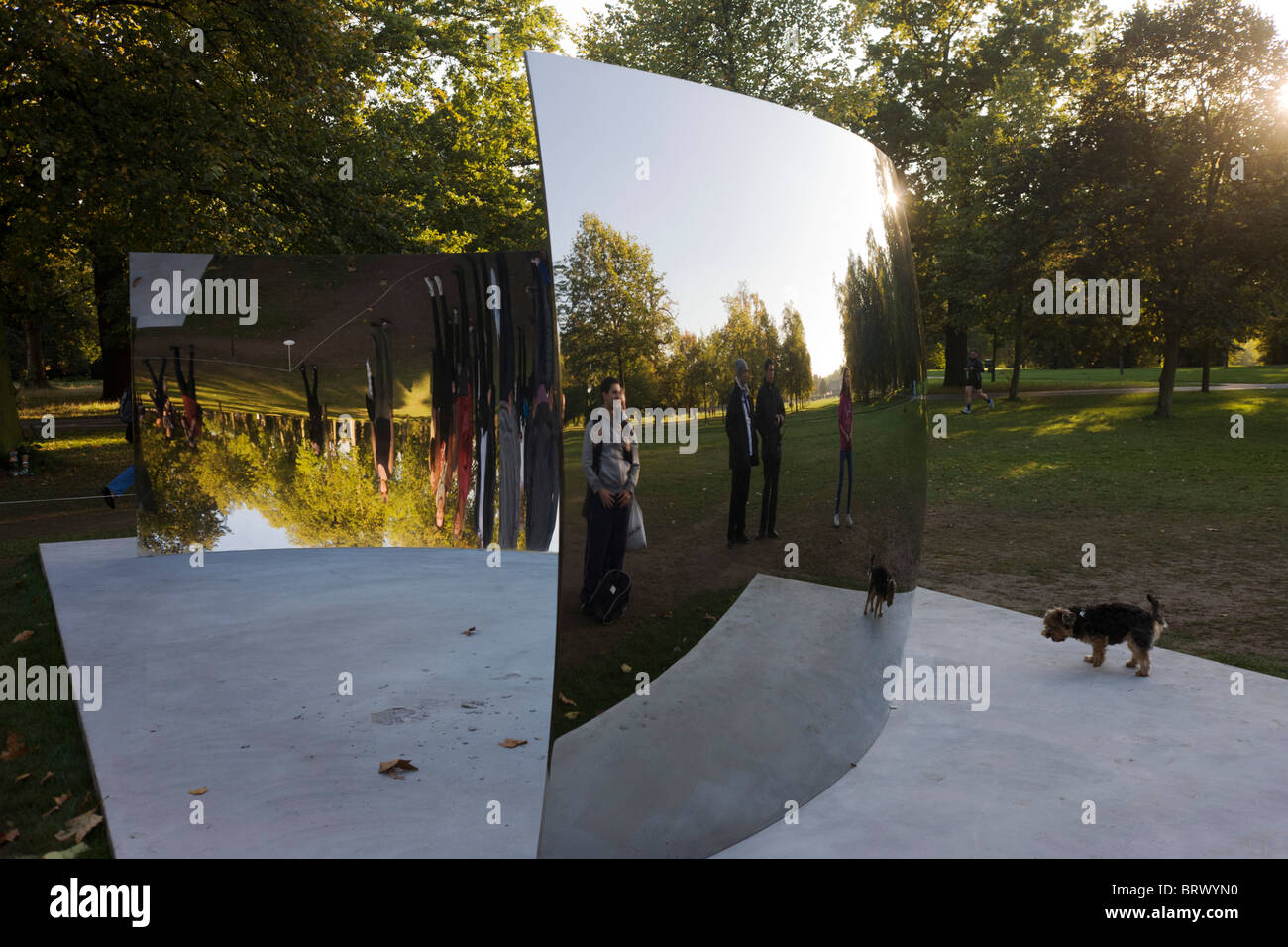 Les œuvres de l'artiste Anish Kapoor appelé le C-Curve, une partie de son tournant le monde à l'Envers montrent à la Serpentine Gallery. Banque D'Images