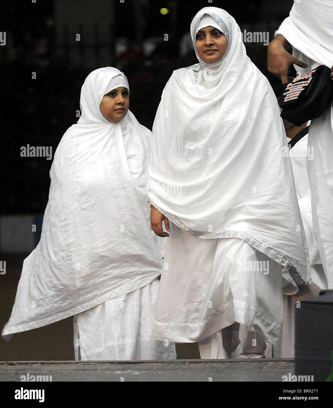 Les musulmans pakistanais stand dans la file d'attente qu'ils partent pour le pèlerinage annuel en Arabie Saoudite, à l'aéroport de Karachi le lundi Banque D'Images