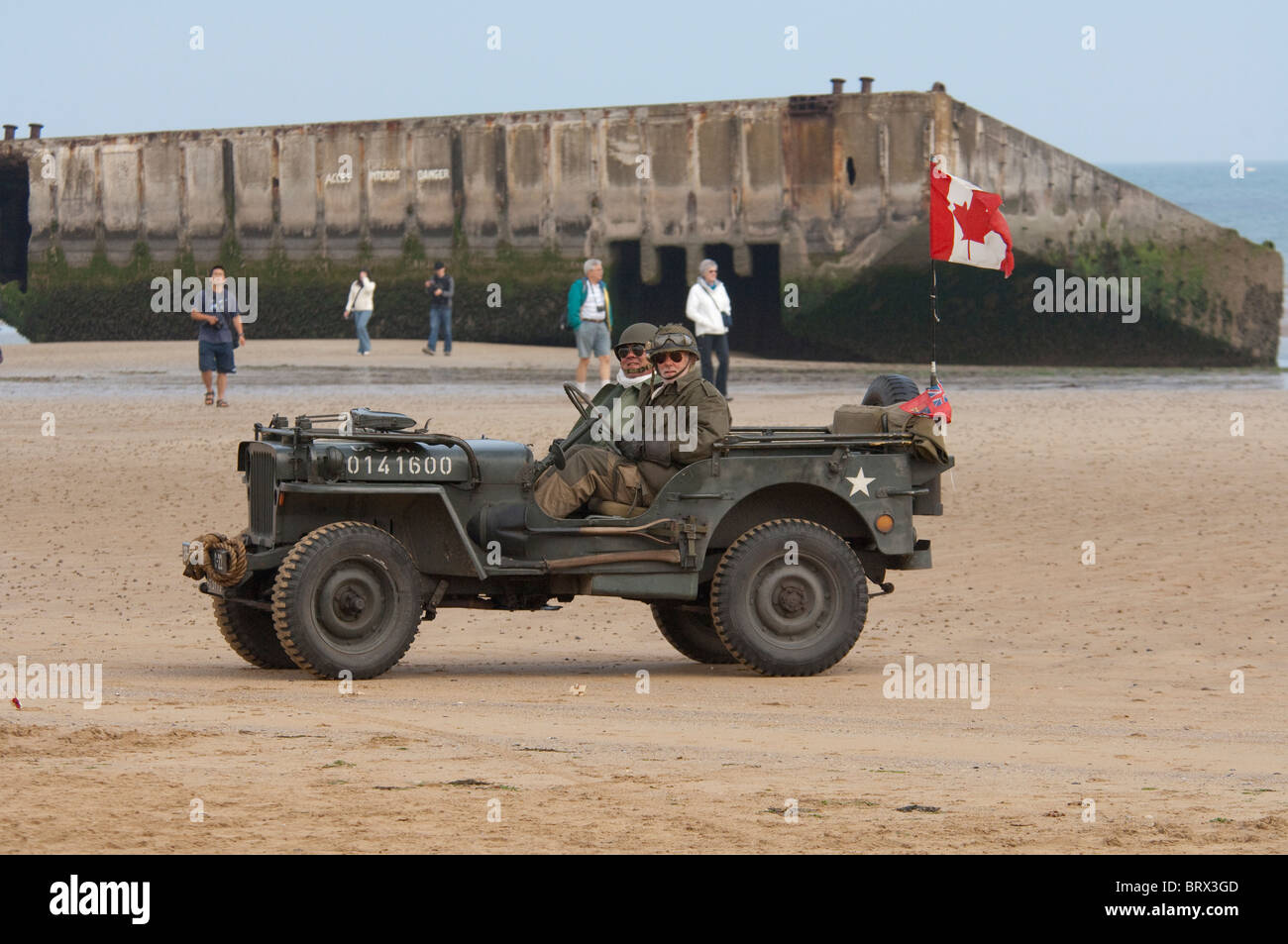 France, Normandie, Arromanches. Vintage jeep avec des soldats en uniforme. Banque D'Images