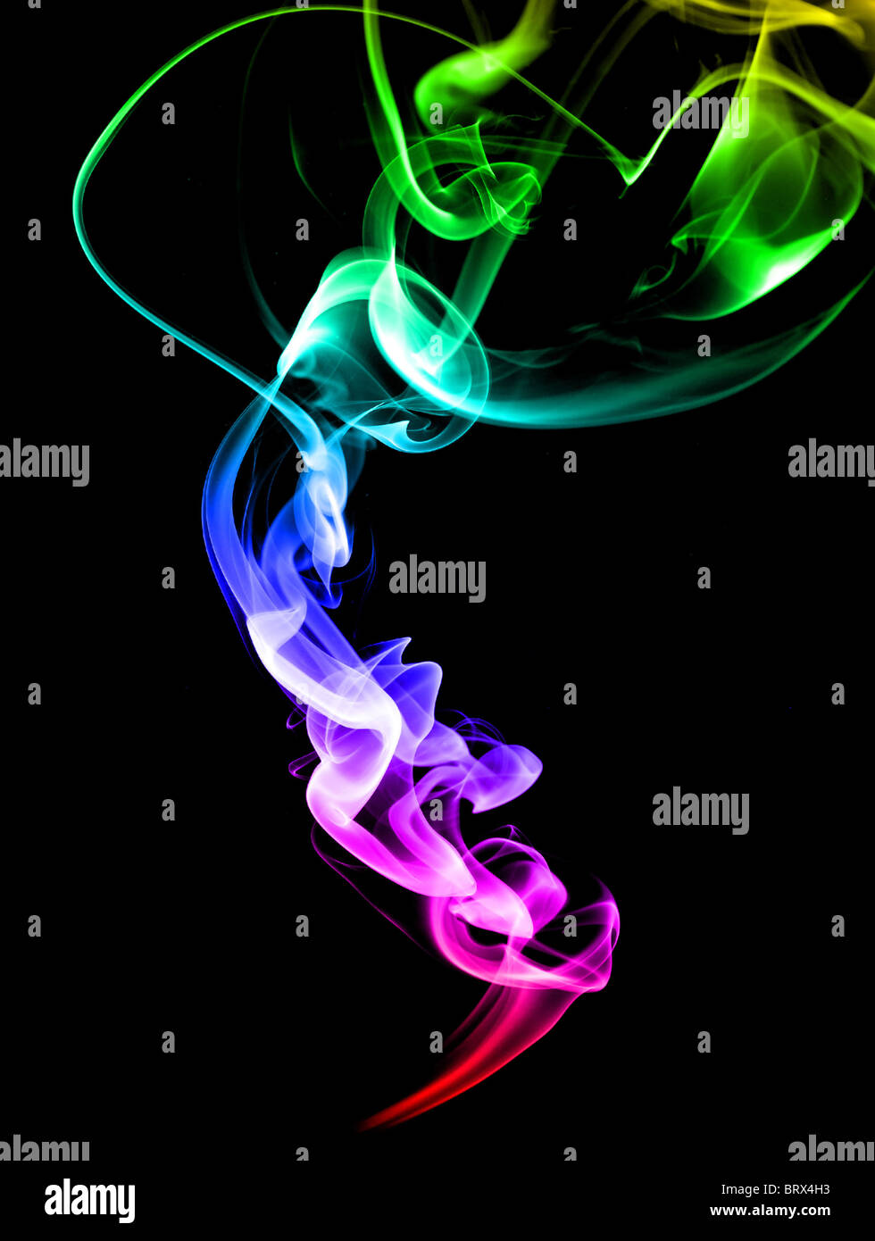 La fumée de couleur arc-en-ciel abstrait sur fond noir Banque D'Images