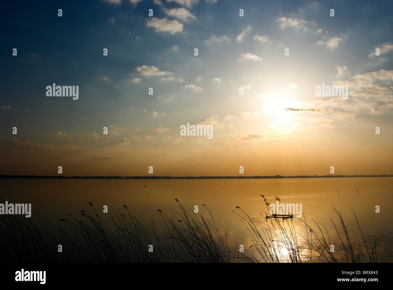 Coucher du soleil sur le lac Banque D'Images