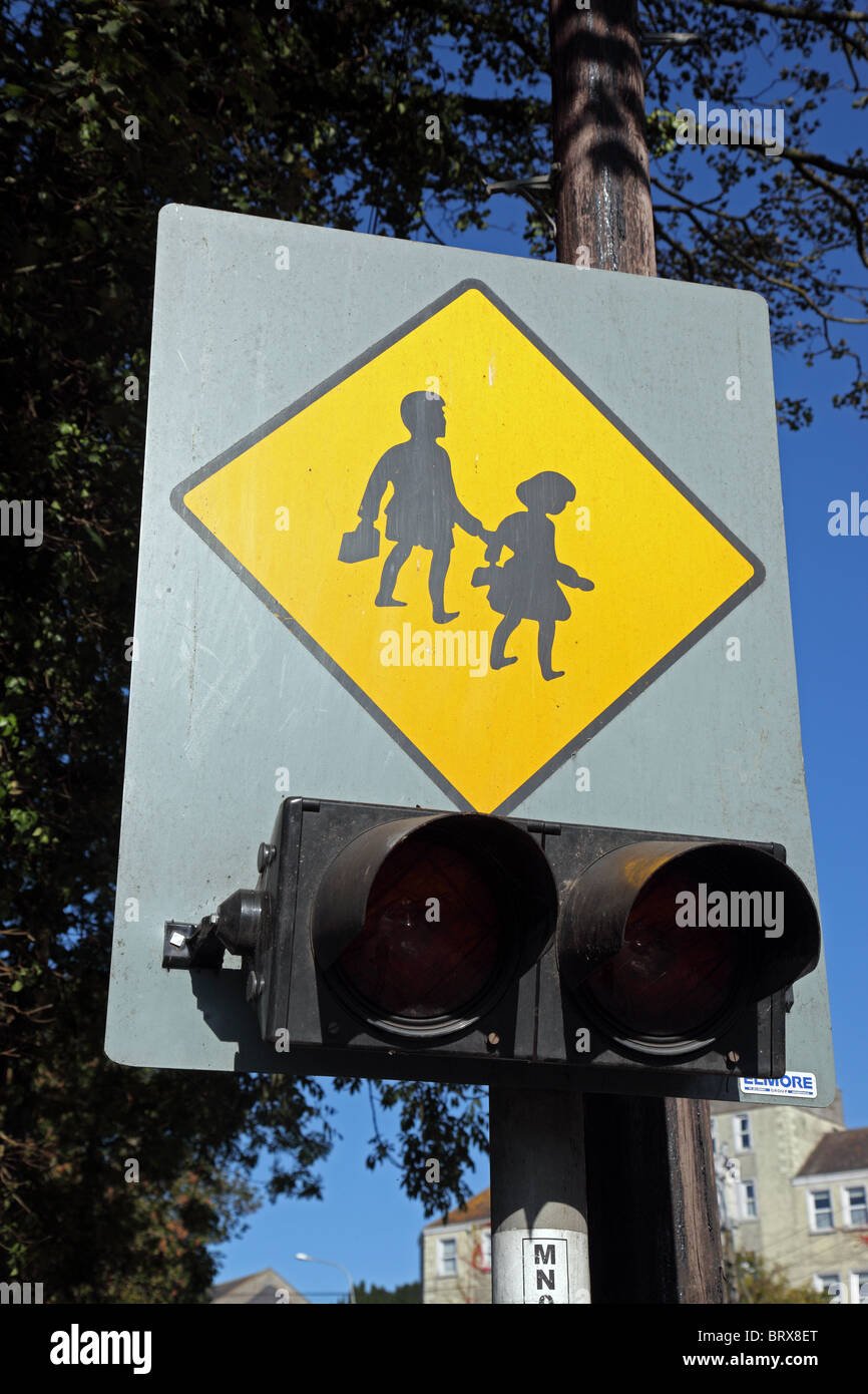 Enfants crossing road sign, Main Street, Carrickmacross, comté de Monaghan, Irlande Banque D'Images