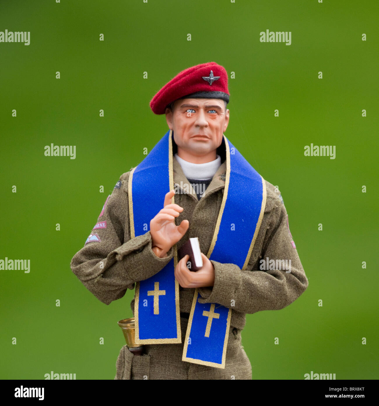 Aumônier de l'armée britannique 16 Brigade d'assaut aérien Parachute Regiment avec Bible Banque D'Images