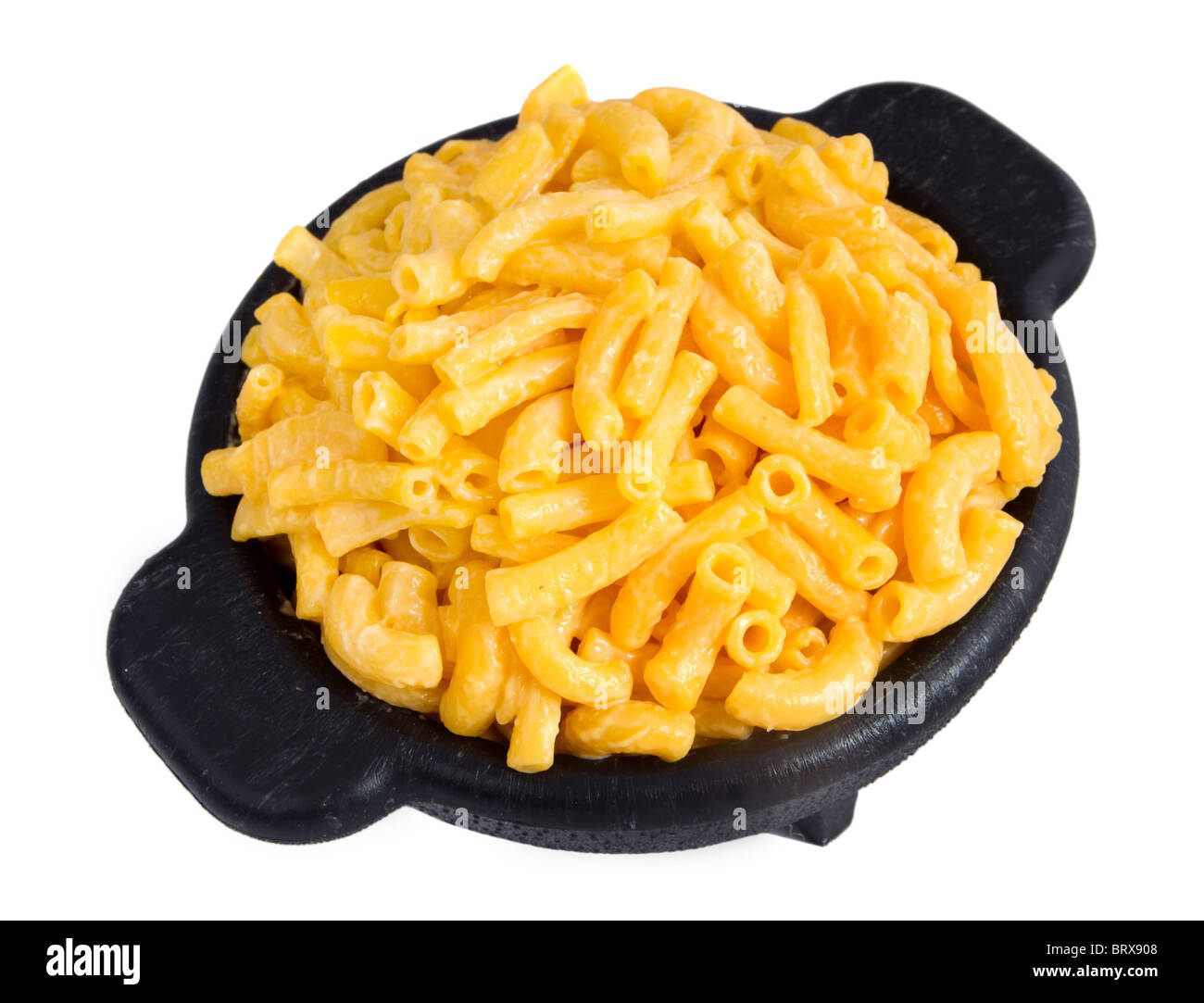 Macaroni au fromage sur une plaque jaune isolated over white Banque D'Images