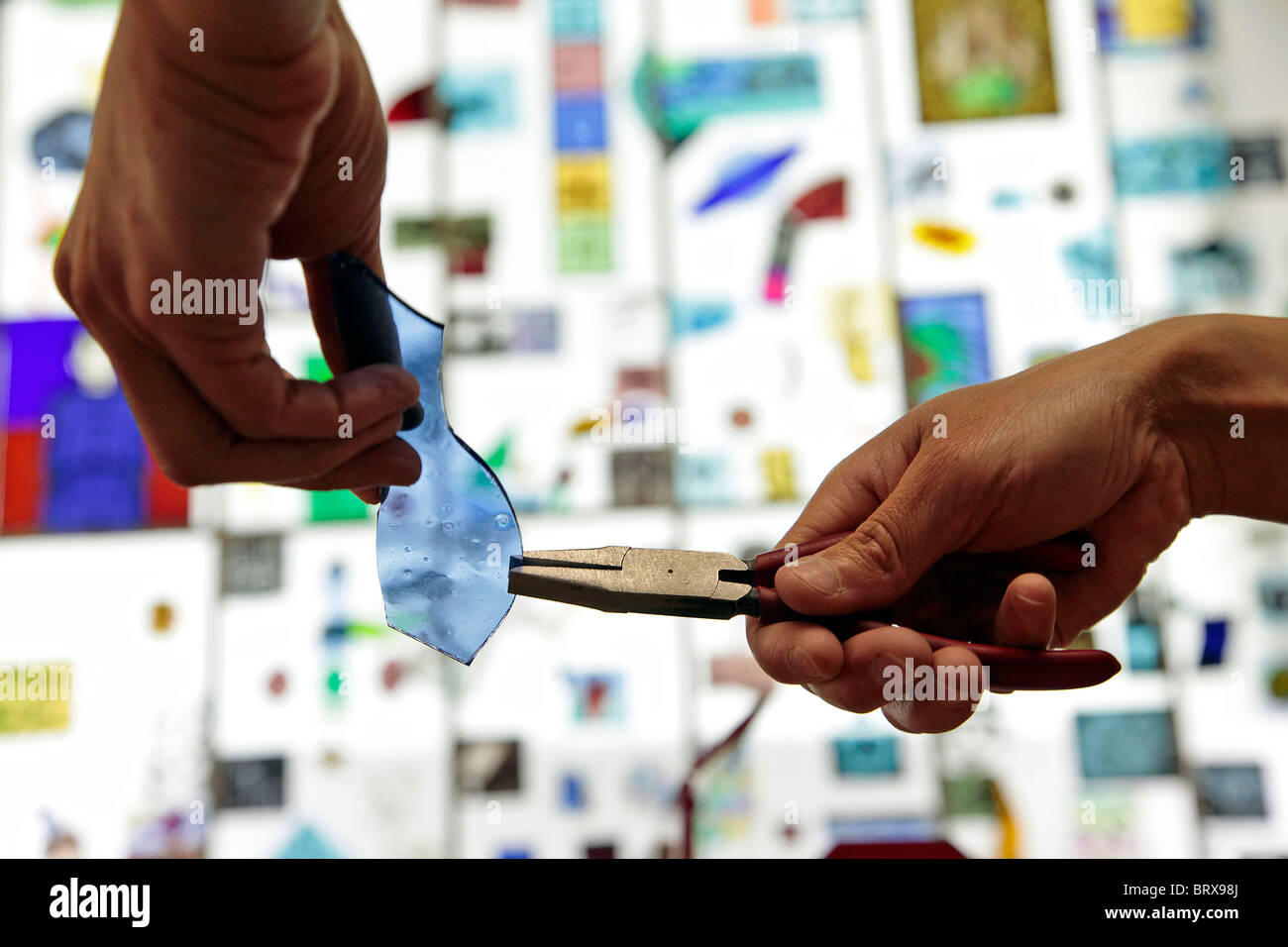 La coupe de verre coloré, CENTRE INTERNATIONAL DE VITRAIL (CIV), Chartres, Eure-et-Loir (28), FRANCE Banque D'Images