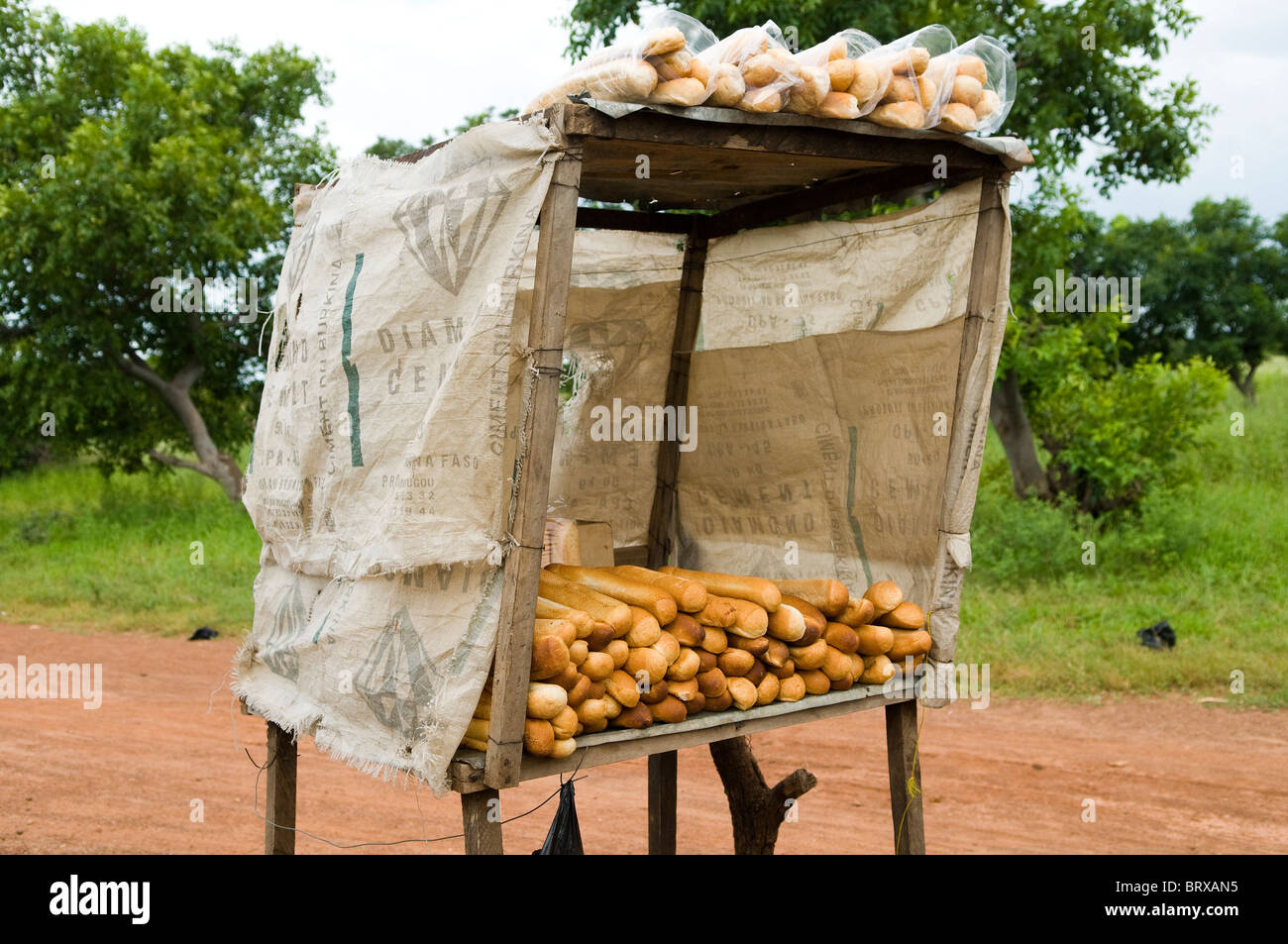 Des baguettes fraîches vendues sur une route principale au Burkina Faso. Banque D'Images