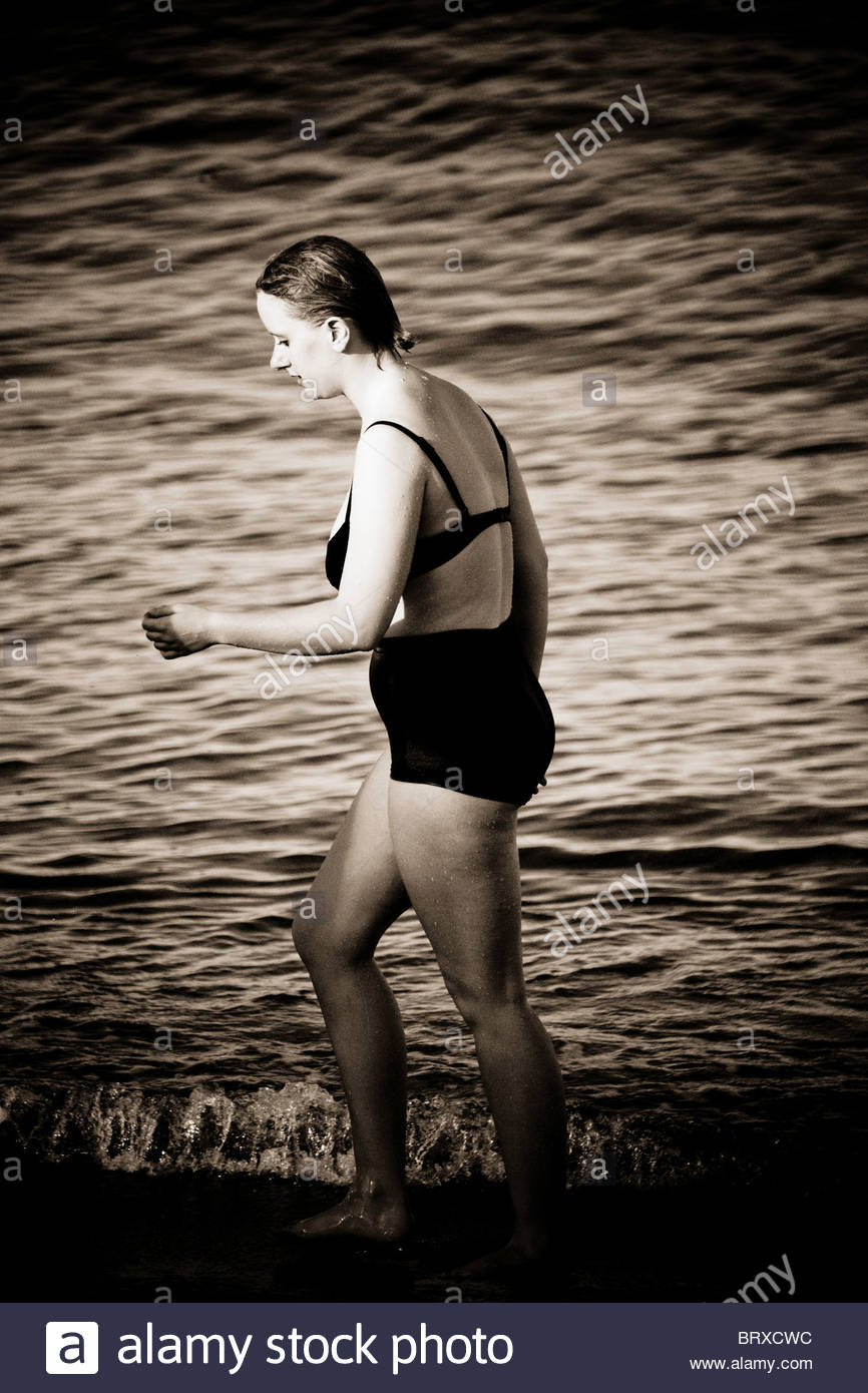 Jeune Femme Seule Au Bord De La Mer Marcher Sur La Plage