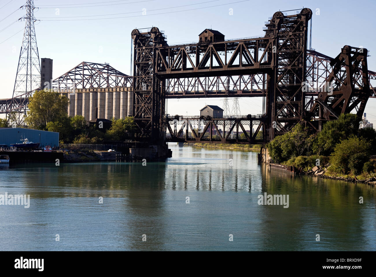 Ponts - zone industrielle - Côté Sud de Chicago. Skyway Bridge tout au fond. Banque D'Images